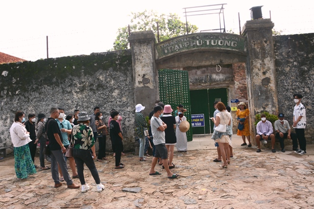 Du khách tham quan trại giam Phú Tường