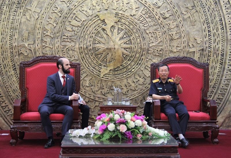Tổng cục trưởng Nguyễn Văn Cẩn (bên phải) và ông Edward Thurmond tại buổi tiếp. Ảnh VGP