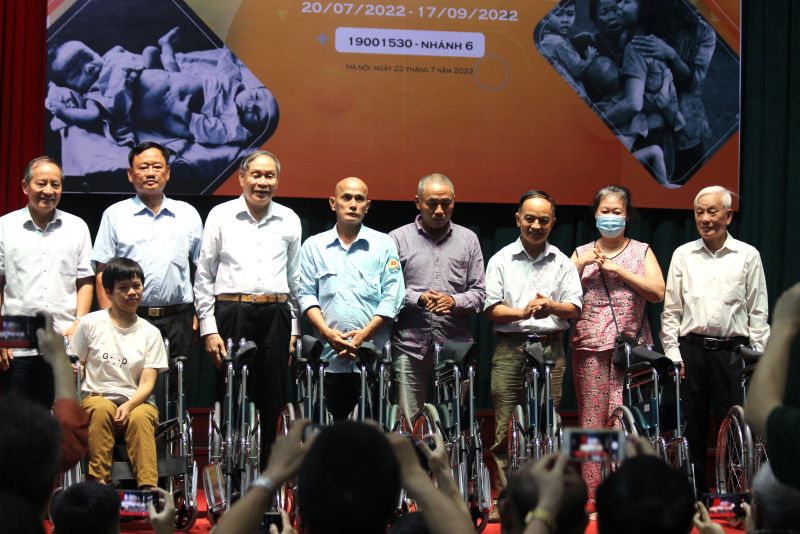 Tại lễ phát động, Ban Tổ chức trao tặng 10 xe lăn cho 10 nạn nhân của Hội Nạn nhân chất độc da cam/dioxin thành phố Hà Nội.