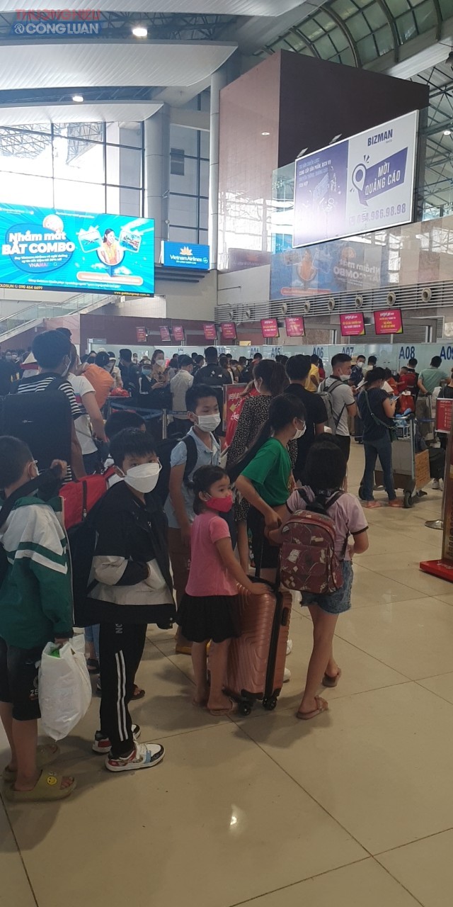 Hình ảnh khách hàng check in làm thủ tục tại sân bay Cát Bi - Hải Phòng