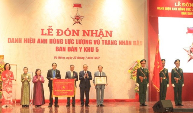 Các cán bộ đại diện Ban Dân y Khu 5 vinh dự đón nhận Danh hiệu Anh hùng Lực lượng vũ trang Nhân dân