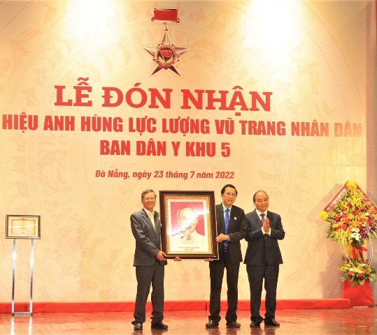 Chủ tịch nước Nguyễn Xuân Phúc tặng quà lưu niệm cho Ban Dân y Khu 5