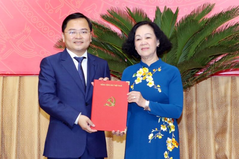 Trưởng Ban Tổ chức Trung ương Trương Thị Mai trao Quyết định cho đồng chí Nguyễn Anh Tuấn.