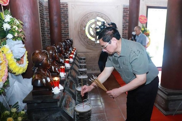 Thủ tướng Phạm Minh Chính dâng hương tại Khu di tích lịch sử Quốc gia Truông Bồn