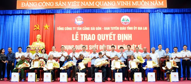 10 thân nhân liệt sĩ, người có công với cách mạng trên địa bàn tỉnh nhận quyết định phụng dưỡng, tiền phụng dưỡng, hoa, quà của Tổng Công ty Tân Cảng Sài Gòn tại buổi lễ.