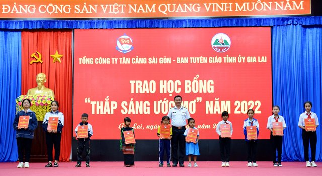 Đại diện Tổng Công ty Tân Cảng Sài Gòn trao học bổng “Thắp sáng ước mơ” cho 10 học sinh nghèo hiếu học
