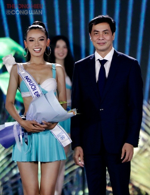 Nhà thơ, nhà báo Trần Hữu Việt (bên phải) trao giải Người đẹp thể thao cho thí sinh Phan Lê Hoàng An.