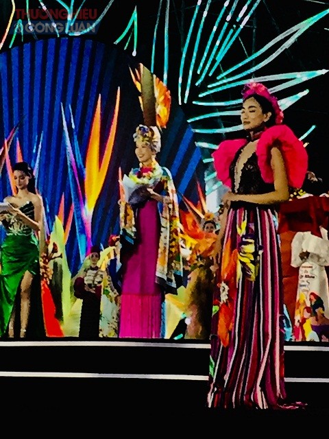 Thí sinh Nguyễn Khánh My (áo dài màu hồng, đứng giữa) nhận giải Người đẹp biển.