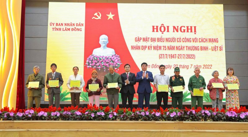Đại diện Nam A Bank trao tặng 20 sổ tiết kiệm với tổng giá trị 1 tỷ đồng nhằm tri ân những người có công với cách mạng trên địa bàn tỉnh Lâm Đồng
