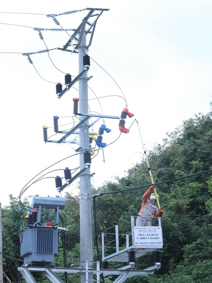Đóng điện Trạm biến áp Xa Đán chống quá tải cho khu vực huyện Chi Lăng