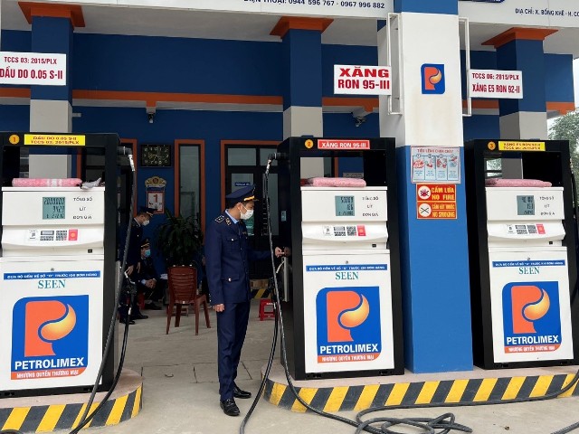 Lực lượng QLTT kiểm tra cửa hàng xăng dầu Trình Hiệp (địa chỉ tại huyện Con Cuông, Nghệ An)