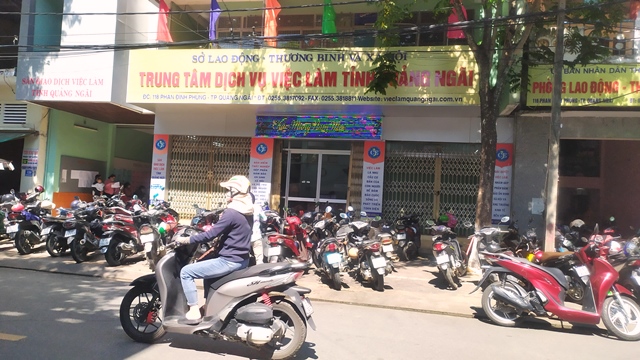Cơ quan Nhà nước vi phạm lấn chiếm vỉa hè làm chỗ đậu mô tô trên đường Phan Định Phùng, TP. Quảng Ngãi