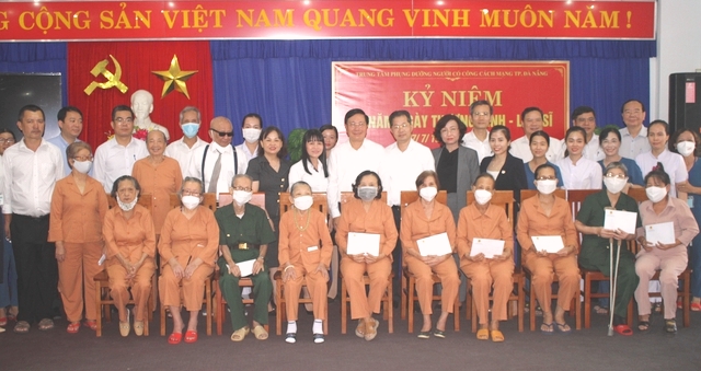 Phó Thủ tướng Thường trực Chính phủ Phạm Bình Minh thăm, động viên người có công với cách mạng tại Trung tâm Phụng dưỡng người có công cách mạng TP Đà Nẵng