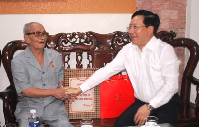 Đồng chí Phạm Bình Minh đến thăm ông Thái Phước Hiệp (sinh năm 1934, trú phường Mỹ An, quận Ngũ Hành Sơn), là thương binh hạng 1/4, Anh hùng Lực lượng vũ trang nhân dân