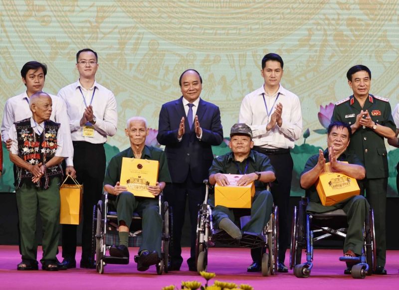 Chủ tịch nước Nguyễn Xuân Phúc và Đại tướng, Bộ trưởng Quốc phòng Phan Văn Giang trao quà cho người có công và các thương bệnh binh