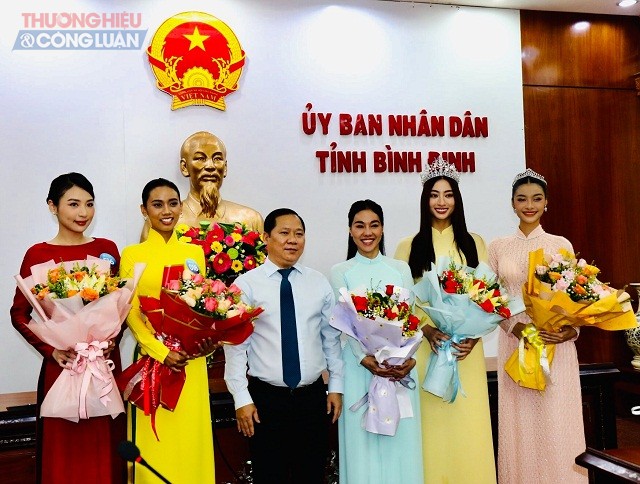 Ông Nguyễn Phi Long (thứ 3 từ trí qua) tặng hoa cho đại diện Ban tổ chức, đương kim Hoa hậu, Á hậu - Hoa hậu Thế giới Việt Nam và thí sinh đoạt danh hiệu Người đẹp biển, Người đẹp thể thao Miss World Vietnam 2022.