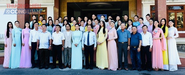 Chủ tịch UBND tỉnh Bình Định cùng lãnh đạo các sở, ngành tỉnh Bình Định chụp hình lưu niệm với đại diện Ban tổ chức và các người đẹp Hoa hậu Thế giới Việt Nam.