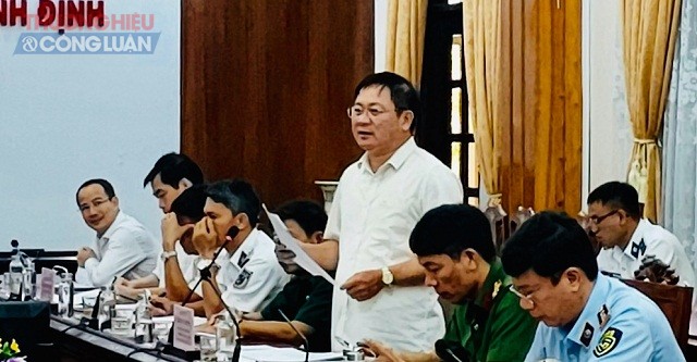 Ông Trần Đức Đông (áo trắng, đứng giữa) đang phát biểu tại buổi làm việc.