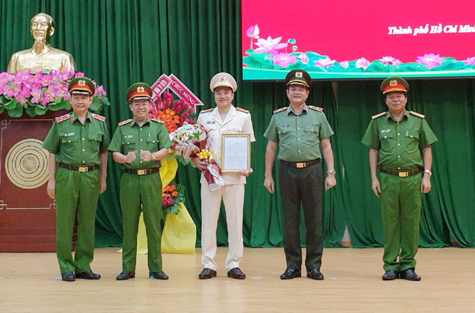 Đại tá Mai Hoàng (giữa) được lãnh đạo Công an TP. Hồ Chí Minh trao quyết định bổ nhiệm của Bộ trưởng Công an