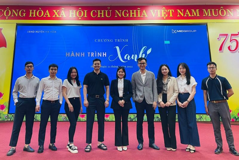 Đại diện CBNV Tập đoàn MID Group đến thăm và tặng quà tri ân người có công huyện Hạ Hòa, Phú Thọ