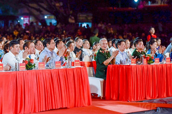 Thủ tướng Phạm Minh Chính dự chương trình nghệ thuật đặc biệt “Bản hùng ca bất diệt” được tổ chức tại thị trấn Anh Sơn, huyện Anh Sơn, Nghệ An - Ảnh: VGP