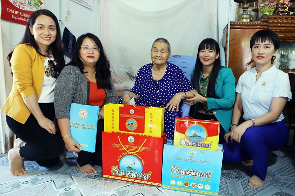 Đại diện Lãnh đạo và Hội phụ nữ Công ty trao quà tặng mẹ VNAH Trần Thị Ba