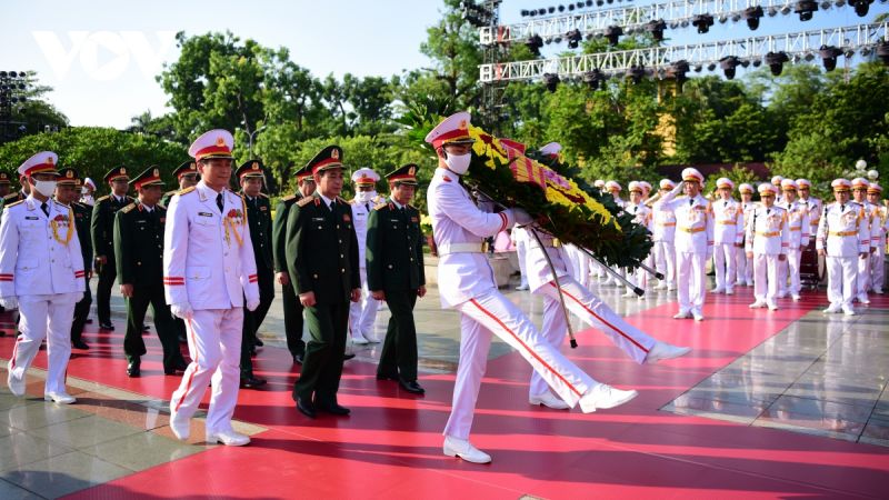 Đoàn đại biểu Quân ủy Trung ương - Bộ Quốc phòng do Đại tướng Phan Văn Giang, Ủy viên Bộ Chính trị, Bộ trưởng Bộ Quốc phòng dẫn đầu