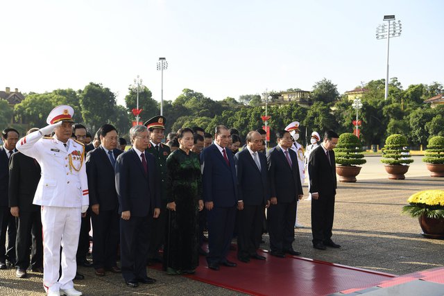 Các đồng chí lãnh đạo, nguyên lãnh đạo Đảng, Nhà nước thành kính tưởng nhớ Chủ tịch Hồ Chí Minh vĩ đại. Ảnh VGP/Nhật Bắc