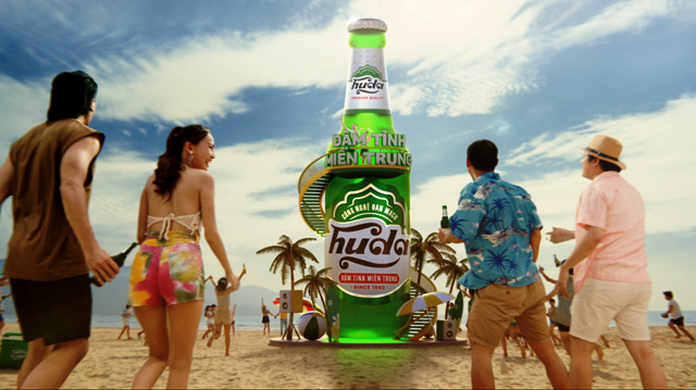 Cơ hội bắt trọn cảnh biển miền Trung trên mô hình chai bia Huda 8 mét