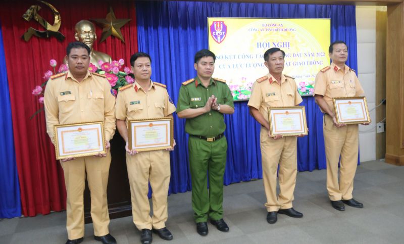 Đại tá Ngô Xuân Phú, Phó Giám đốc Công an tỉnh trao giấy khen cho các tập thể, cá nhân có thành tích xuất sắc