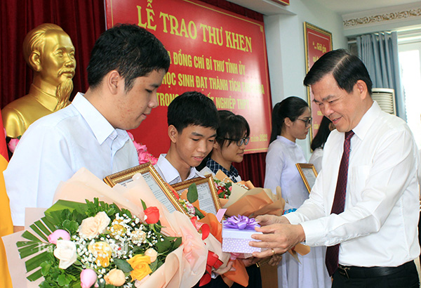 Bí thư Tỉnh ủy Nguyễn Hồng Lĩnh trao thư khen và quà cho các em học sinh đạt thành tích thủ khoa trong kỳ thi tốt nghiệp THPT năm 2022