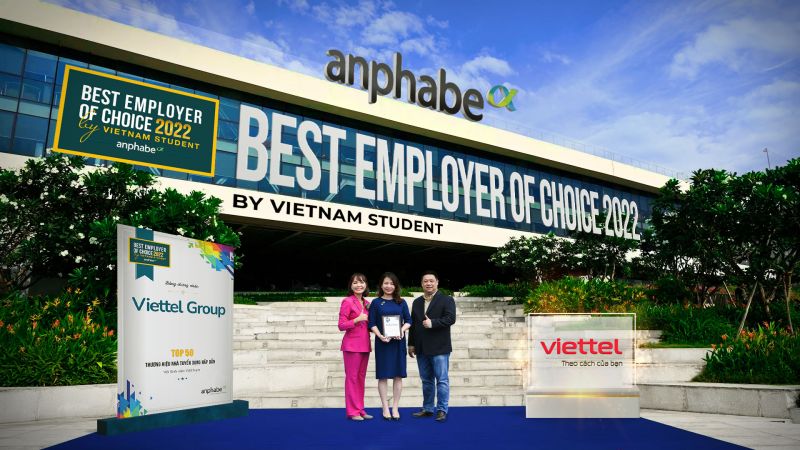 Đại diện Tập đoàn Công nghiệp - Viễn thông Quân đội (Viettel) nhận bằng chứng nhận Thương hiệu Nhà tuyển dụng hấp dẫn với sinh viên Việt Nam năm 2022