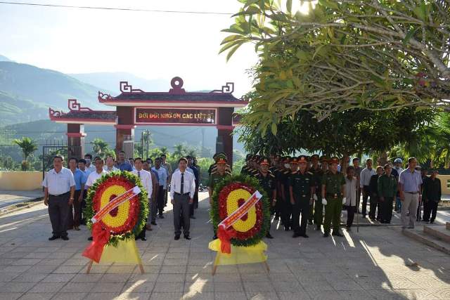 Lãnh đạo huyện ủy, HĐND, UBND, UBMTTQVN huyện Trà Bồng, Quảng Ngãi làm lễ, thắp hương tri ân các anh hùng liệt sĩ