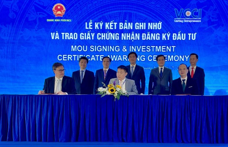 Ông Nguyễn Đức Hà - Tổng Giám đốc Công ty Cổ phần Hoá dầu Stavian Quảng Yên (ngoài cùng bên phải) ký kết bản ghi nhớ