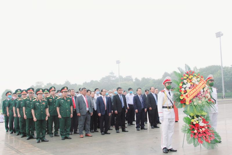 Các đại biểu tham dự lễ dâng hoa trước Tượng đài Bác Hồ với các dân tộc Tây Nguyên tại Quảng trường Đại Đoàn Kết