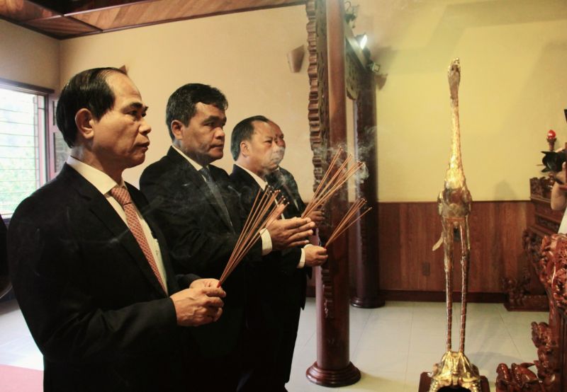 Các lãnh đạo tỉnh dâng hương tại Nơi thờ Bác trong khuôn viên Bảo tàng tỉnh