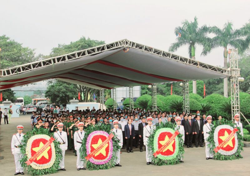 Các đại biểu tham dự lễ viếng các liệt sĩ tại Nghĩa trang Liệt sĩ tỉnh