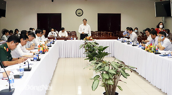 Phó chủ tịch UBND tỉnh Võ Văn Phi phát biểu chỉ đạo tại cuộc họp