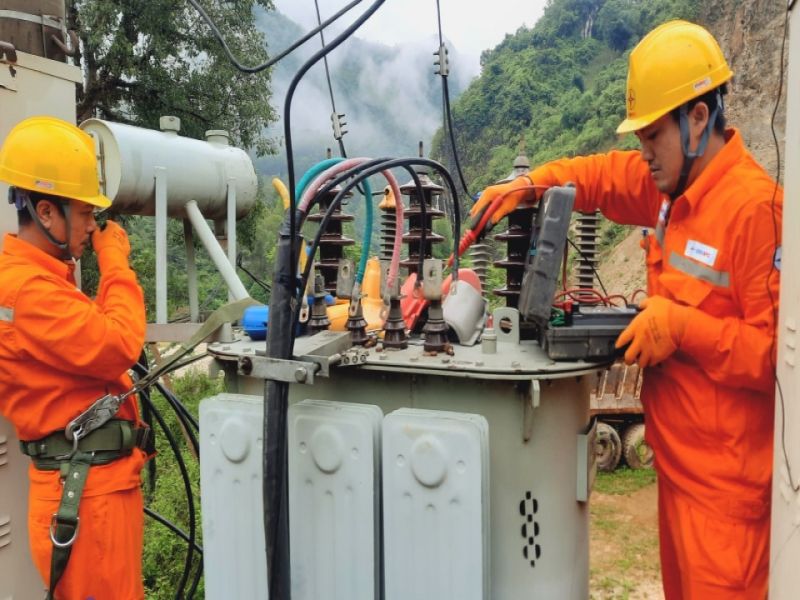 Công nhân đội Quản lý vận hành lưới điện cao thế Lai Châu thí nghiệm TBA chuyên dùng