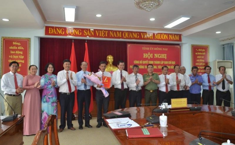 Bí thư Tỉnh ủy Nguyễn Hồng Lĩnh và các thành viên Ban Chỉ đạo của tỉnh ra mắt tại hội nghị. Ảnh: VH