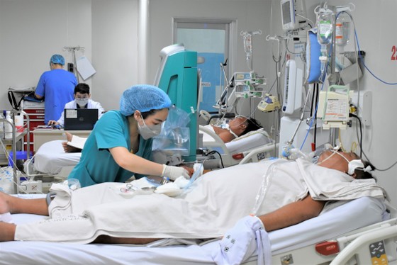 Bệnh nhân sốc sốt xuất huyết nặng được chăm sóc điều trị tại Bệnh viện Bệnh Nhiệt đới TP. Hồ Chí Minh