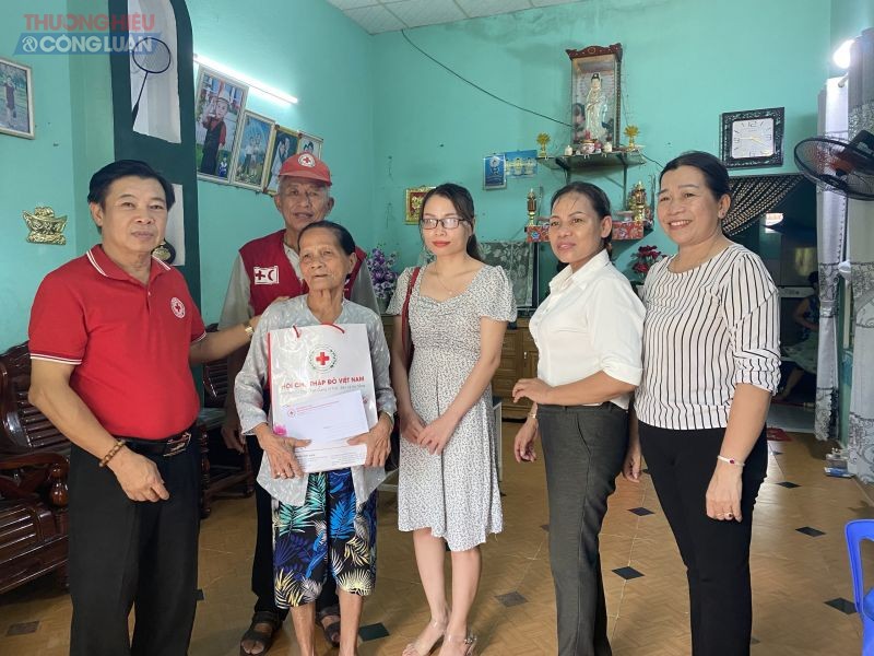 Thăm và tặng quà tri ân tới các gia đình có công với cách mạng nhân Kỷ niệm 75 năm ngày Thương binh Liệt sĩ