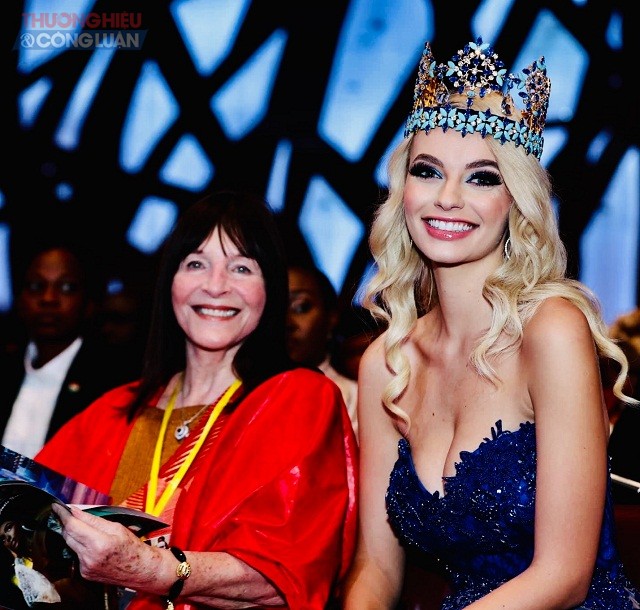 Bà Organization – Julia Morley (bên trái) và Hoa hậu Karolina Bielawski - Miss World 2021. Bà Organization – Julia Morley (bên trái) và Hoa hậu Karolina Bielawski - Miss World 2021.