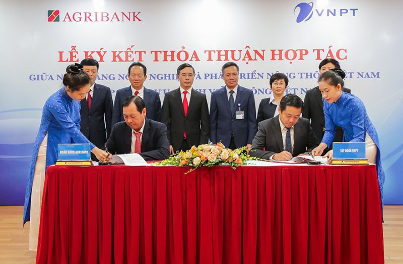 Tổng Giám đốc VNPT Huỳnh Quang Liêm và Tổng Giám đốc Agribank Tiết Văn Thành thực hiện ký kết hợp tác toàn diện
