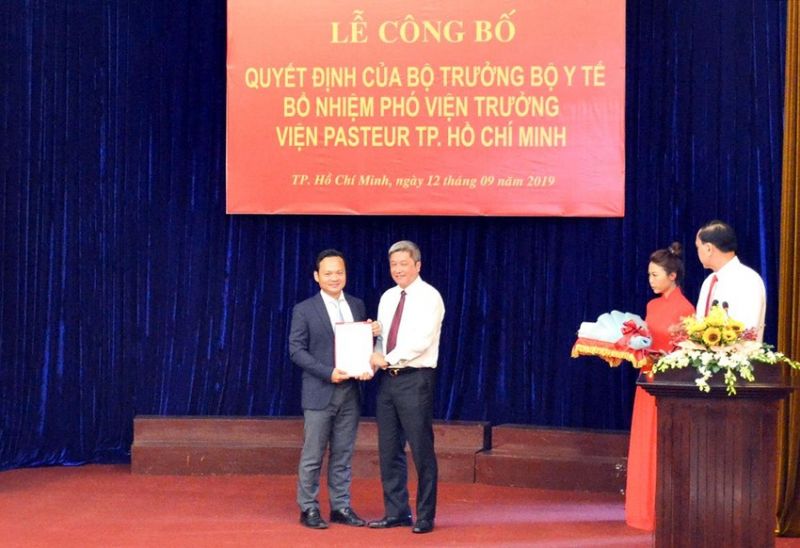 Tháng 9-2019, ông Hoàng Quốc Cường (trái) được Bộ Y tế bổ nhiệm giữ chức Phó Viện trưởng Viện Pasteur TP. Hồ Chí Minh