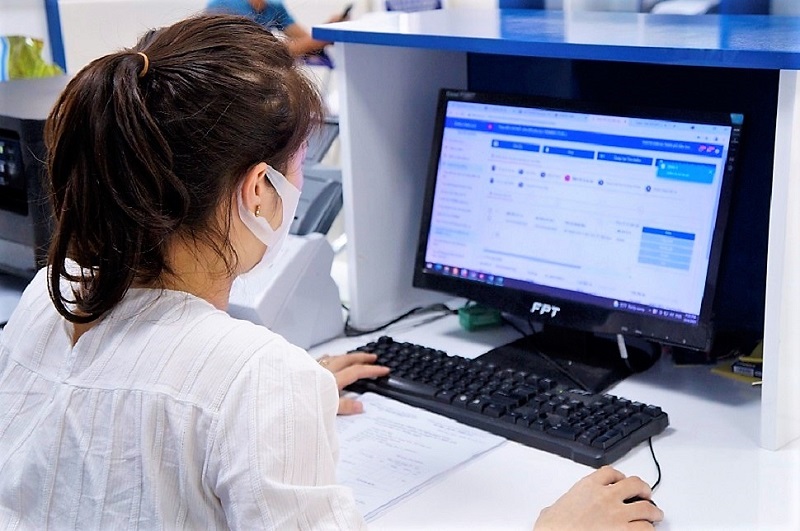 Nhân viên PC Thanh Hóa kiểm soát chuẩn hóa thông tin khách hàng trên ứng dụng số