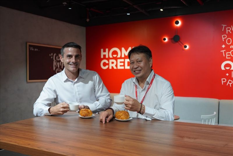Ông Fabien Sanchez cùng ông Phạm Ngọc Khang – Giám Đốc Tài Chính Home Credit Việt Nam (từ trái sang)