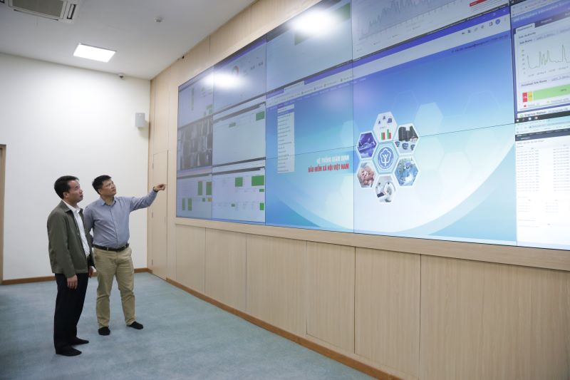 Tổng giám đốc Bảo hiểm xã hội Việt Nam Nguyễn Thế Mạnh kiểm tra Hệ thống thông tin giám định bảo hiểm y tế