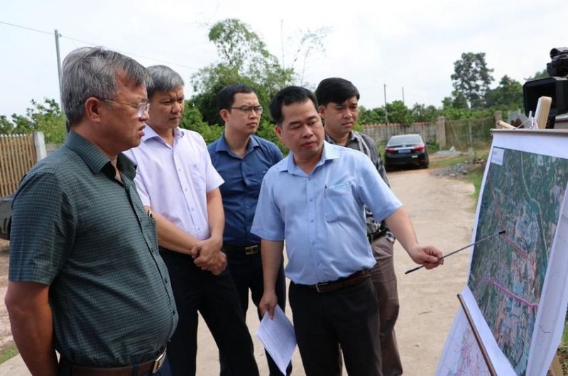 Chủ tịch UBND tỉnh Đồng Nai trong một lần khảo sát thực địa khu vực xây dựng cầu Bạch Đằng 2 nối hai tỉnh Đồng Nai và Bình Dương