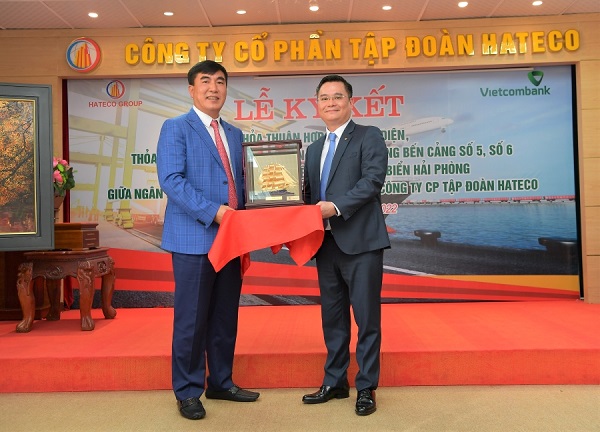 Ông Trần Văn Kỳ - Chủ tịch HĐQT Hateco Group (bên trái) tặng quà lưu niệm cho ông Nguyễn Thanh Tùng – Phó Tổng giám đốc phụ trách Ban Điều hành Vietcombank